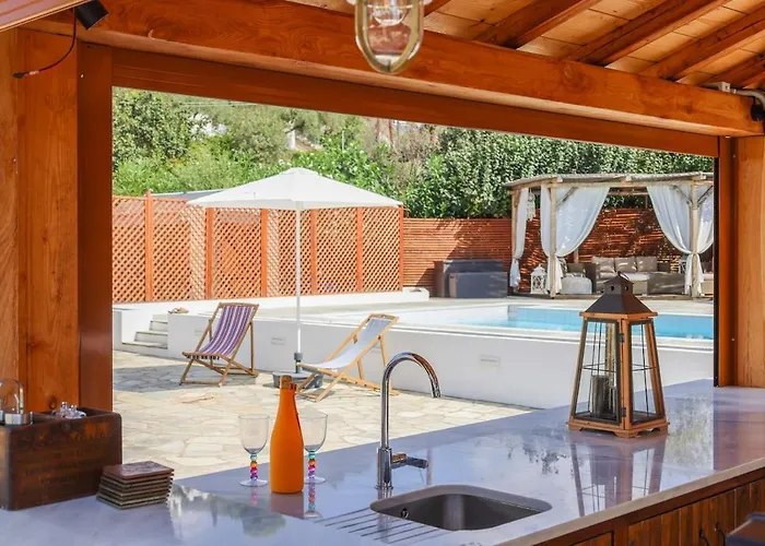 Beachside Causton With Private Pool Villa *