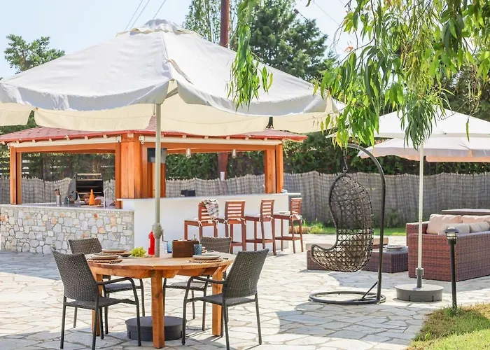 Villa Beachside Causton With Private Pool