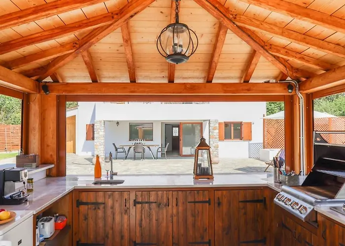 Beachside Causton With Private Pool