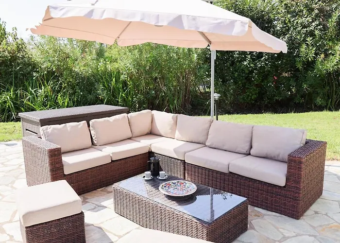 Beachside Causton With Private Pool *