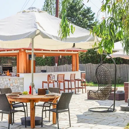 Villa Beachside Causton With Private Pool