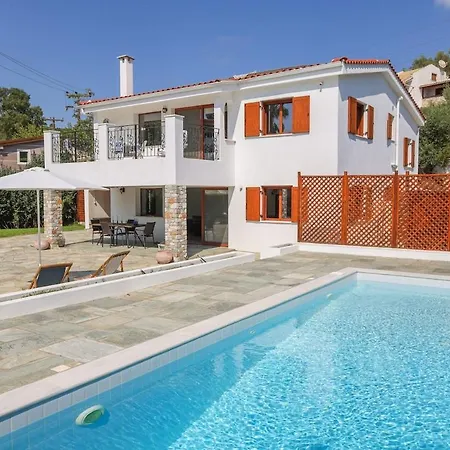 Beachside Causton With Private Pool