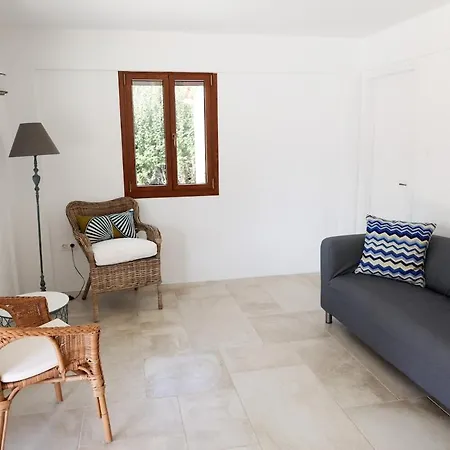 Beachside Causton With Private Pool