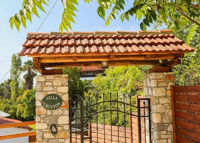 Beachside Causton With Private Pool Villa *