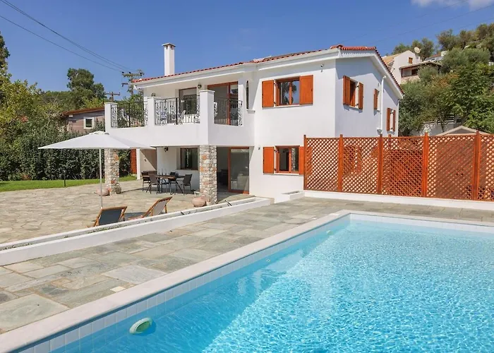 Beachside Causton With Private Pool