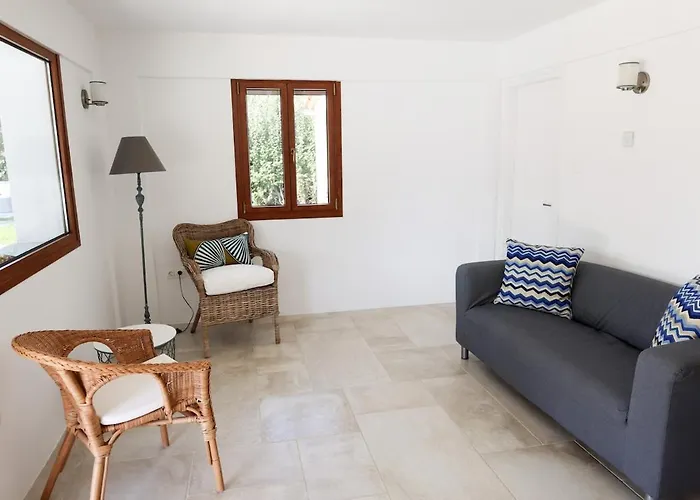 Beachside Causton With Private Pool