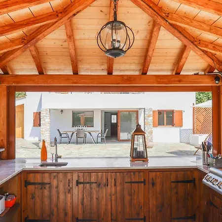 Beachside Causton With Private Pool