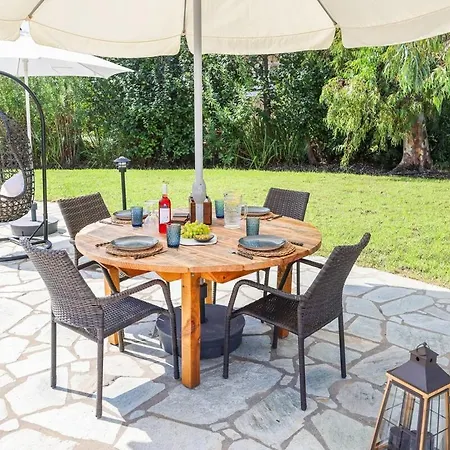 Beachside Causton With Private Pool