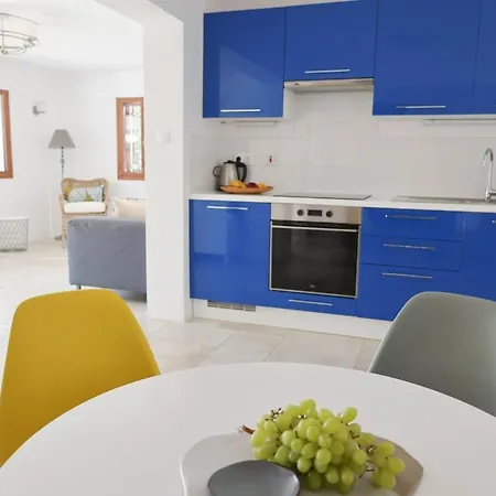 Beachside Causton With Private Pool Villa *