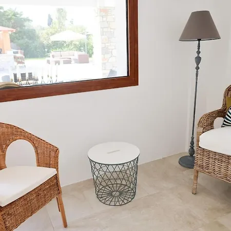 Beachside Causton With Private Pool