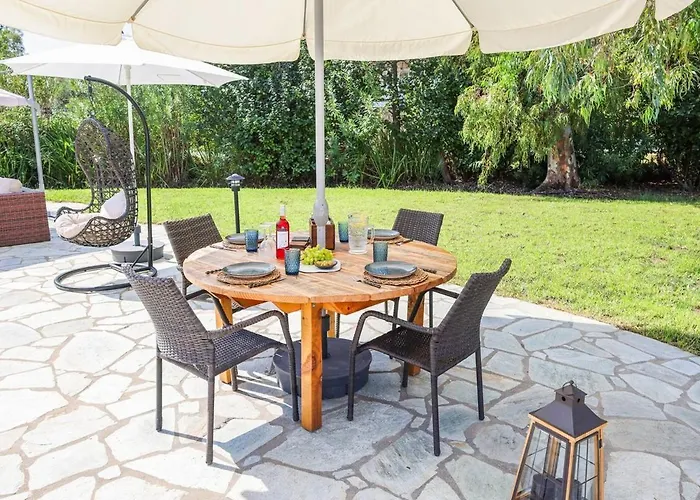 Beachside Causton With Private Pool