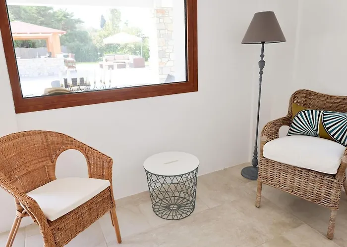 Beachside Causton With Private Pool